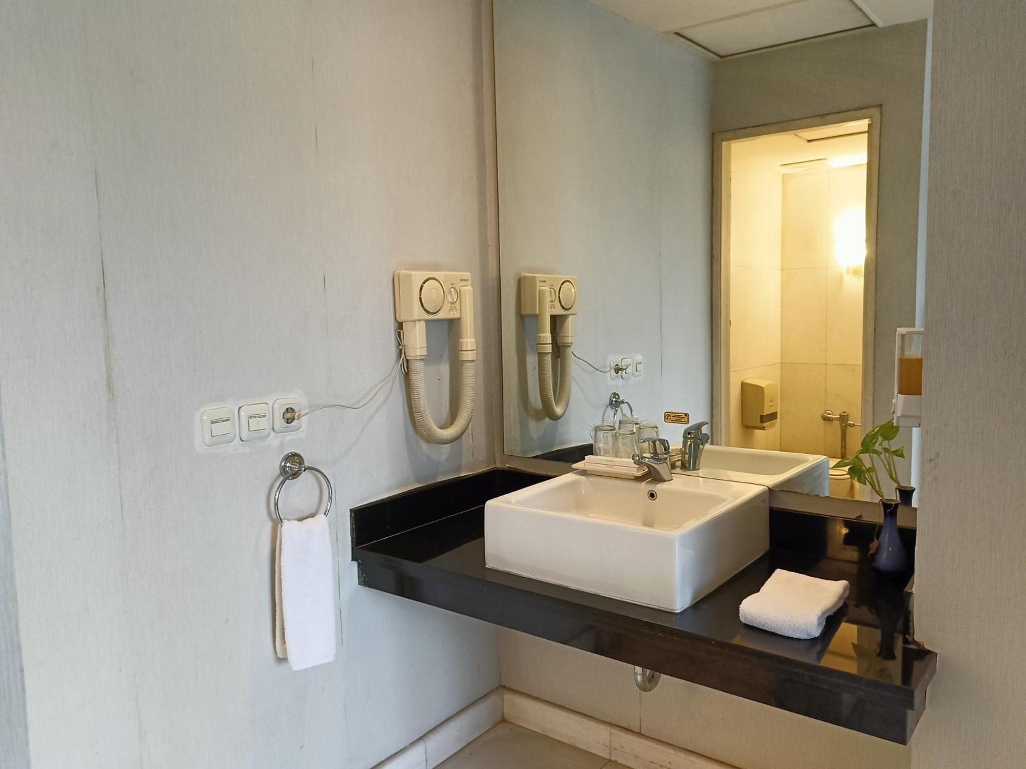 Lux Tychi Hotel Malang Eksteriør billede